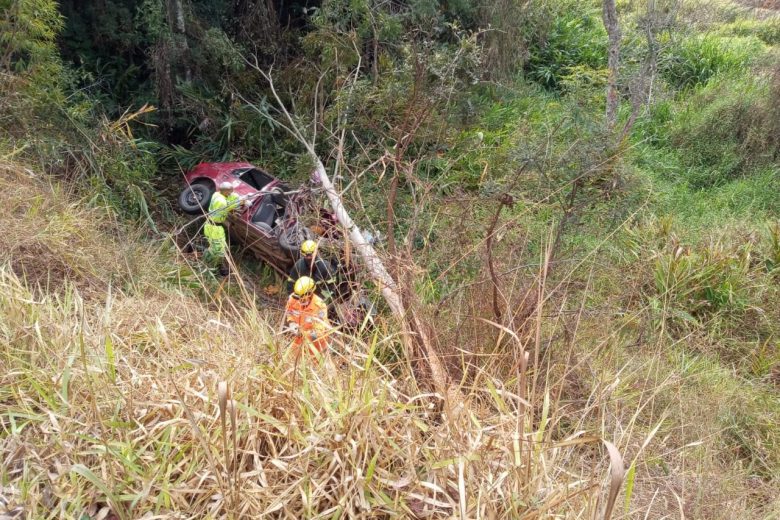 Casal é socorrido e filha morre em acidente na BR-040