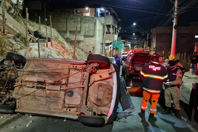 Motorista fica ferido após capotamento no bairro Praia