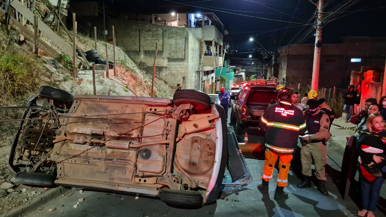 Motorista fica ferido após capotamento no bairro Praia