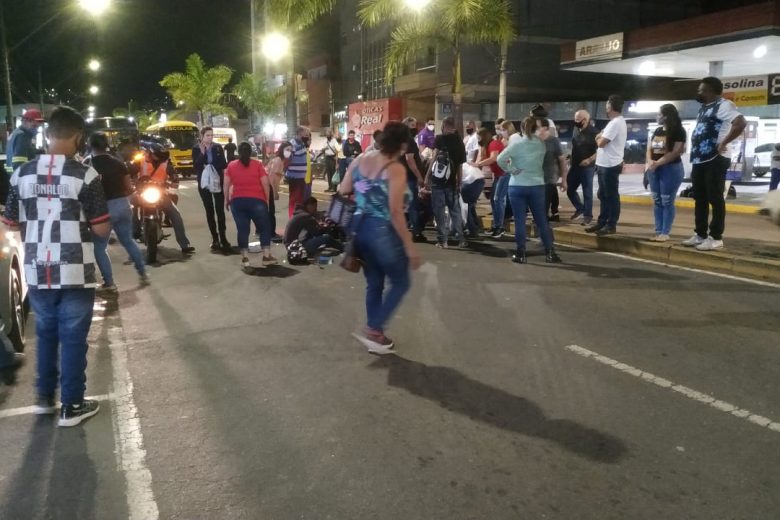 Idoso é atropelado por motocicleta na avenida João Pinheiro