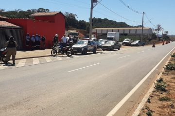 Transita notifica veículos parados no trevo do Barreiro