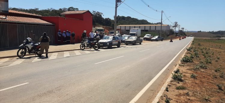 Transita notifica veículos parados no trevo do Barreiro