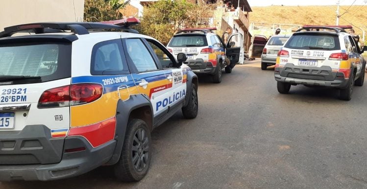 PM apreende revólver e detém quatro suspeitos após tentativa de fuga