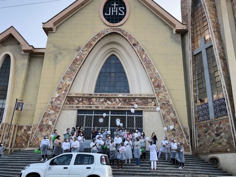 São Domingos do Prata vacina 100% da população adulta com a primeira dose e comemora com carreata