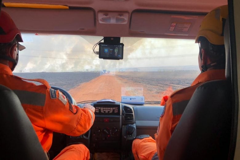 Incêndio em canavial atinge ônibus e uma pessoa morre carbonizada