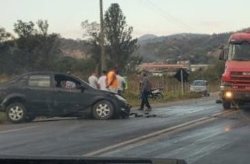 Acidente envolvendo carreta e carro de passeio deixa duas vítimas na BR-381