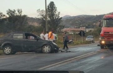 Acidente envolvendo carreta e carro de passeio deixa duas vítimas na BR-381