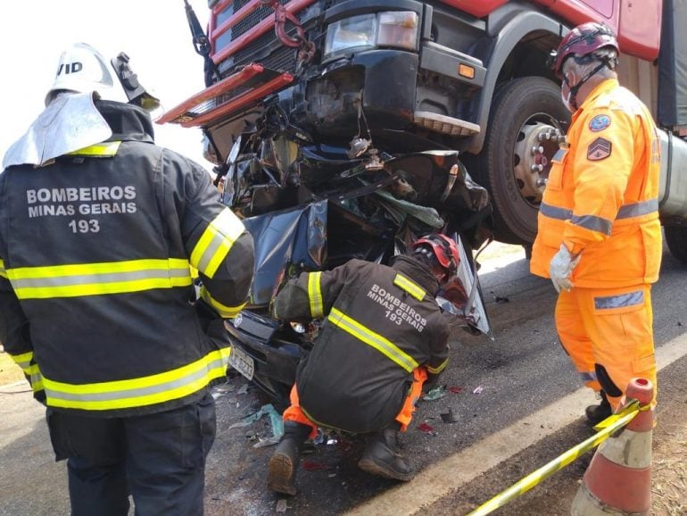 Duas pessoas morrem em acidente na BR-381; engarrafamento chega a 25 quilômetros