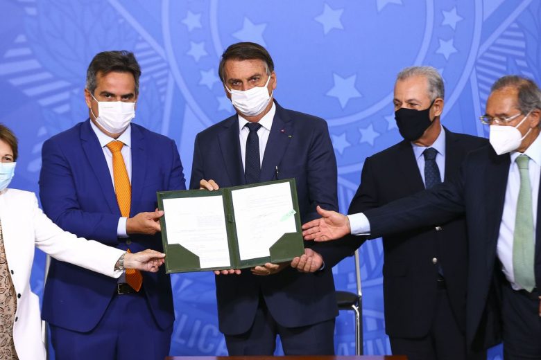 Bolsonaro assina MP que autoriza venda direta de etanol