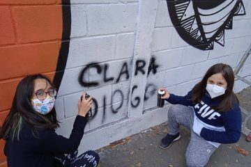 Alunos do curso de grafite conhecem trabalhos de artistas na área da ArcelorMittal