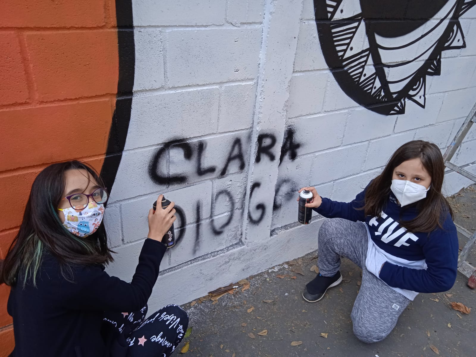 Alunos do curso de grafite conhecem trabalhos de artistas na área da ArcelorMittal