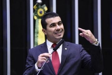 Homem tenta aplicar golpe no deputado Luis Miranda, mas sofre contragolpe; veja conversa