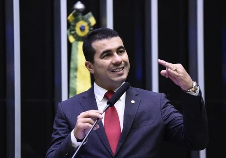 Homem tenta aplicar golpe no deputado Luis Miranda, mas sofre contragolpe; veja conversa
