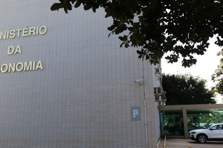 Governo reduz para R$ 95,8 bilhões previsão de déficit para 2022