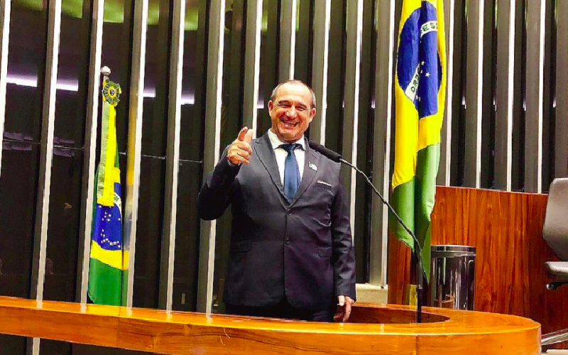 Prefeito de cidade com 12 mil habitantes é flagrado com R$ 505 mil em aeroporto
