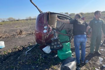Helicóptero carregado com 300 kg de cocaína cai em fazenda no Pantanal