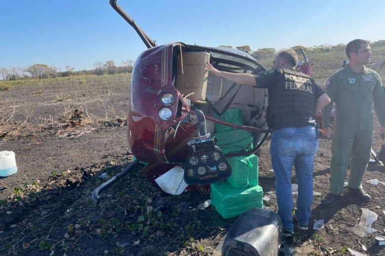 Helicóptero carregado com 300 kg de cocaína cai em fazenda no Pantanal
