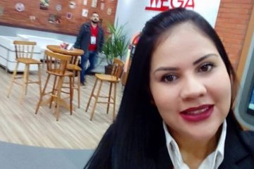 Mulher passa mal em festa, morre e banda continua tocando; veja vídeos