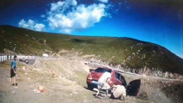 Carro cai em penhasco com uma pessoa a bordo, que sobrevive; veja vídeo