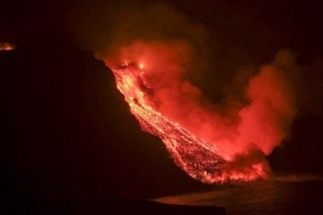 Lava do vulcão nas ilhas Canárias causa gases tóxicos ao chegar ao mar