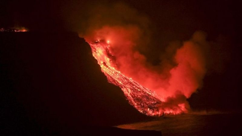 Lava do vulcão nas ilhas Canárias causa gases tóxicos ao chegar ao mar