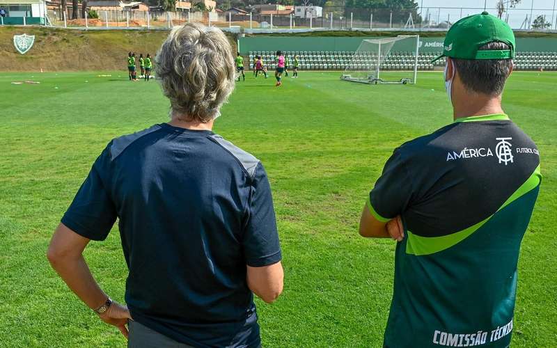 Jogadoras do América recebem visita de Pia Sundhage, técnica do Brasil