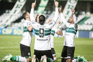 Coritiba goleia o Brusque em casa e dispara na liderança da Série B
