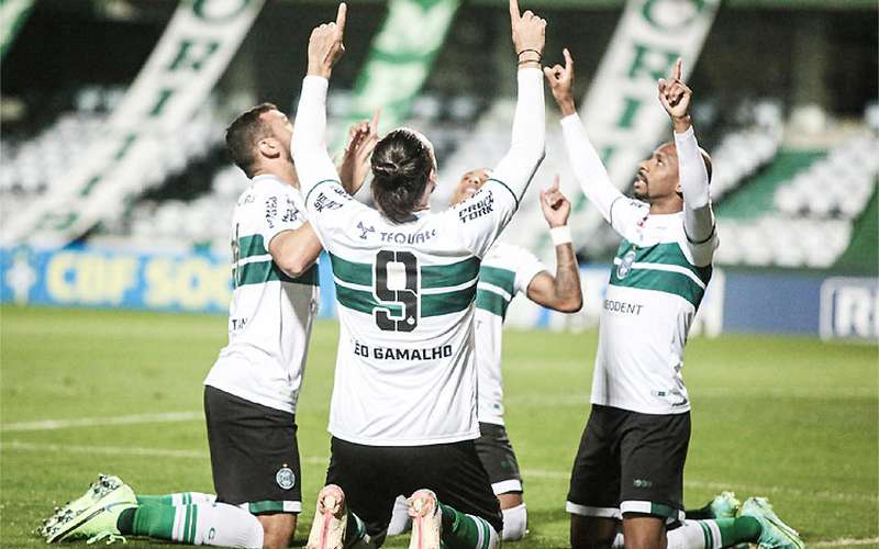 Coritiba goleia o Brusque em casa e dispara na liderança da Série B