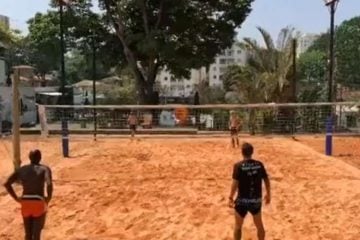 Vargas, do Atlético, e Sassá, do Cruzeiro, jogam futevôlei juntos em BH