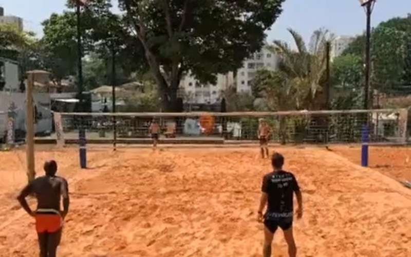 Vargas, do Atlético, e Sassá, do Cruzeiro, jogam futevôlei juntos em BH
