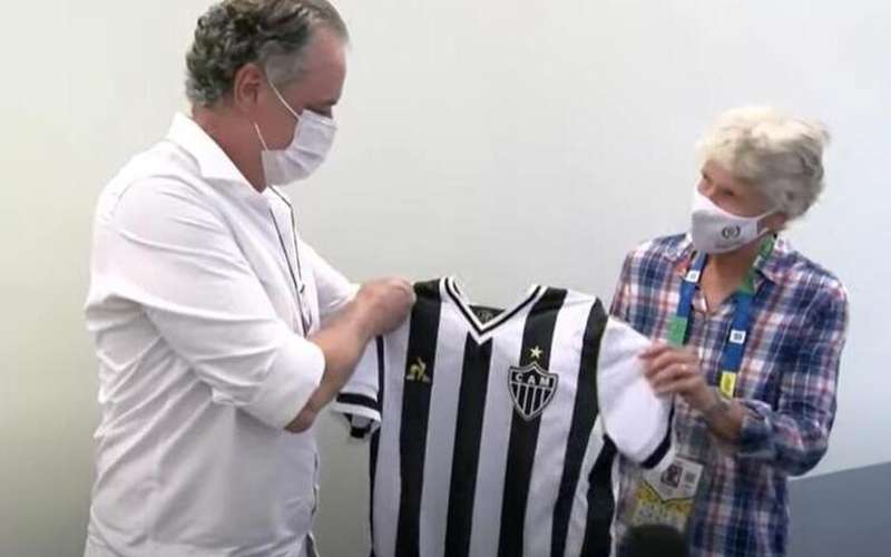Técnica do Brasil, Pia Sundhage ganha de Sérgio Coelho uma camisa do Galo
