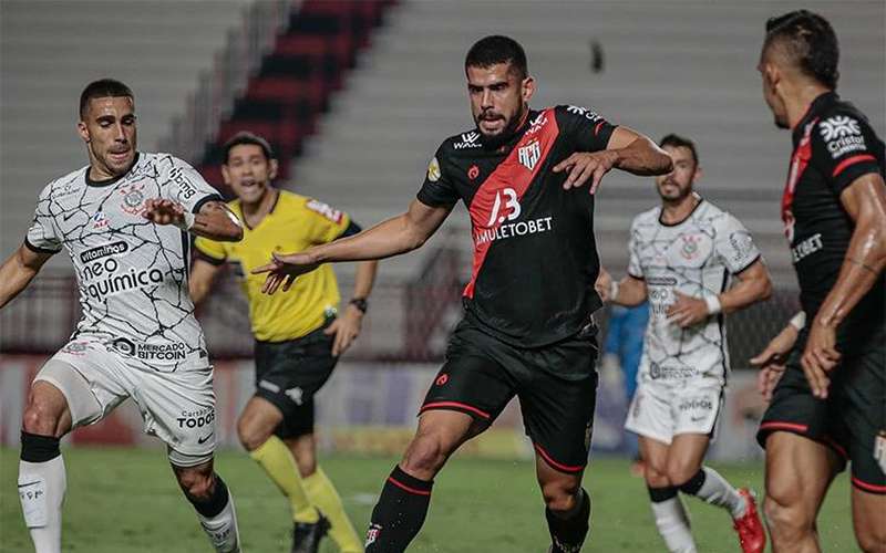 Sem Willian, Corinthians empata com Atlético-GO em jogo com polêmica do VAR