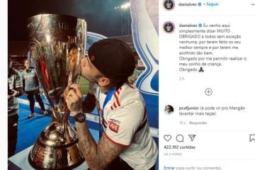 Após saída tumultuada, Daniel Alves agradece São Paulo ‘por realizar sonho’