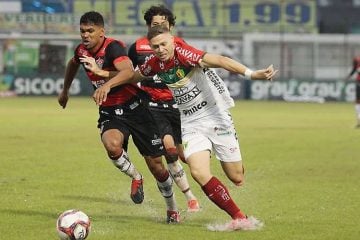 Sob muita chuva, Brusque e Vitória empatam em confronto direto na Série B