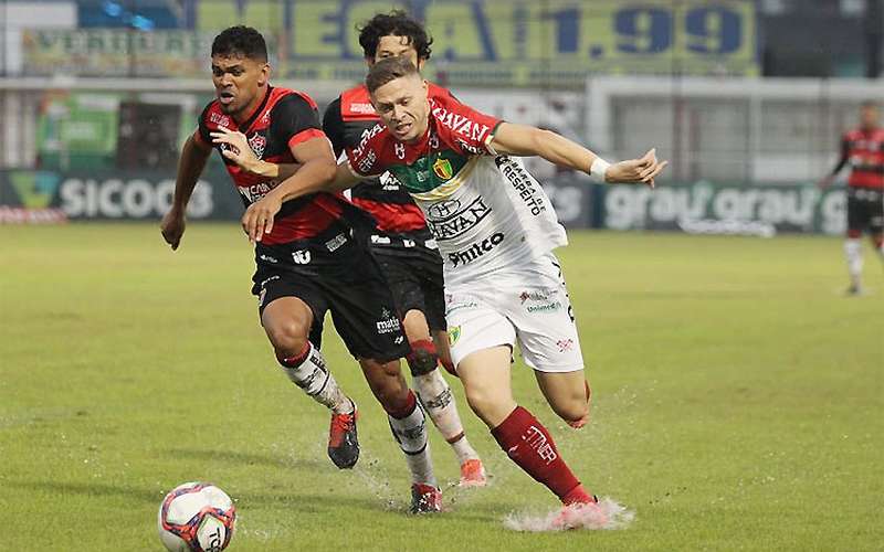 Sob muita chuva, Brusque e Vitória empatam em confronto direto na Série B