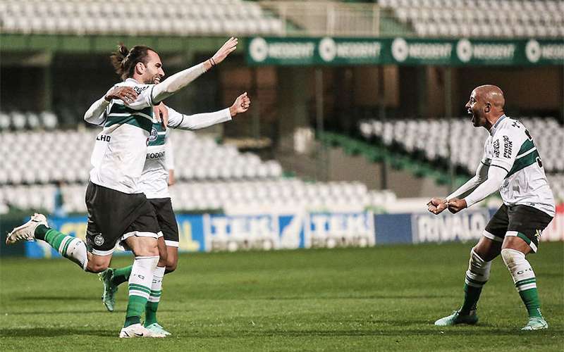 Coritiba segura pressão do Vila Nova e vence terceira seguida na Série B