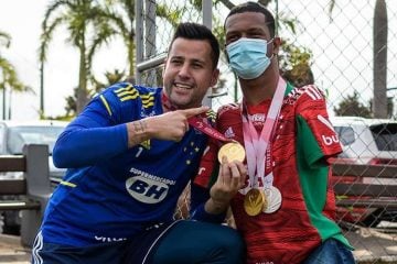 Jogadores do Cruzeiro recebem visita do campeão paralímpico Gabriel Araújo