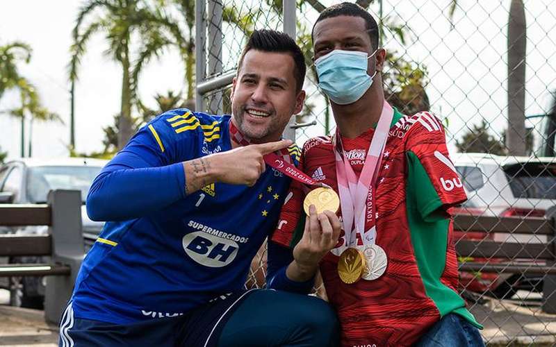 Jogadores do Cruzeiro recebem visita do campeão paralímpico Gabriel Araújo