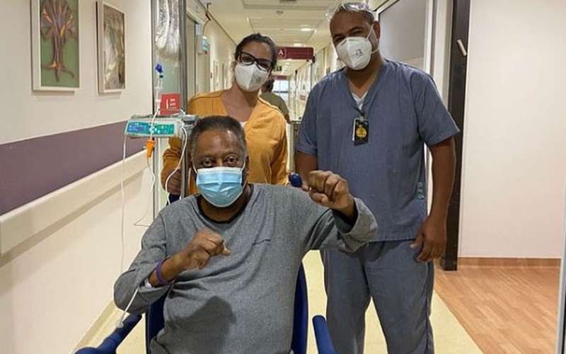 Internado, Pelé dá ‘soco no ar’ para celebrar melhora: ‘A cada dia melhor’