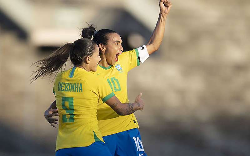 Marta brilha em nova posição, e Seleção goleia Argentina em João Pessoa