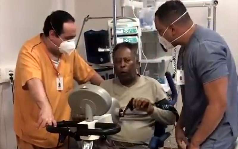 Ainda internado,  Pelé mostra bom humor em vídeo na bicicleta ergométrica