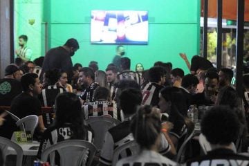 Torcedores do Atlético lotam bares de BH para assistir jogo com Palmeiras