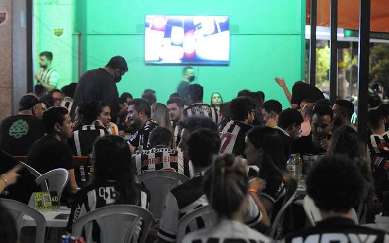Torcedores do Atlético lotam bares de BH para assistir jogo com Palmeiras