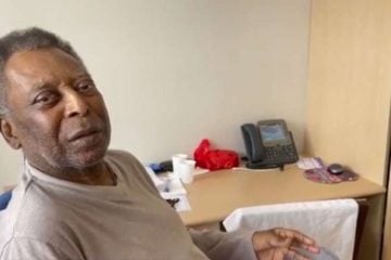 Em novo vídeo, Pelé canta hino do Santos em quarto de hospital; veja!