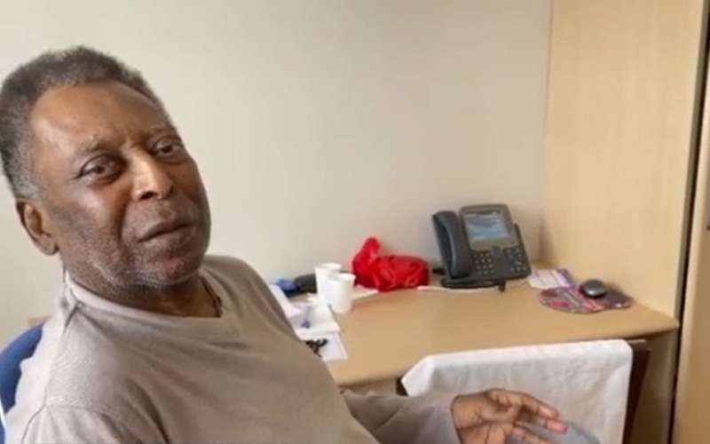 Em novo vídeo, Pelé canta hino do Santos em quarto de hospital; veja!