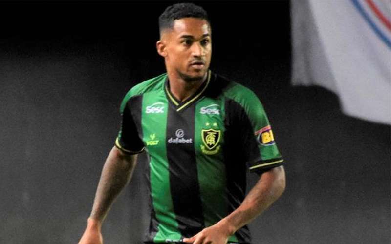 Lateral-direito Eduardo, do América, revela que está com tumor ósseo