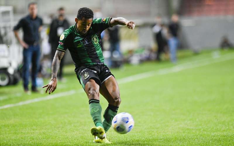 Médico do América detalha situação de Eduardo, que está com tumor ósseo