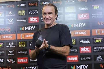 Funcionários do Atlético homenageiam Cuca pelos 200 jogos à frente do clube
