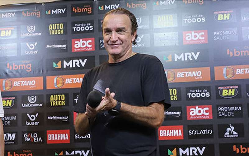 Funcionários do Atlético homenageiam Cuca pelos 200 jogos à frente do clube