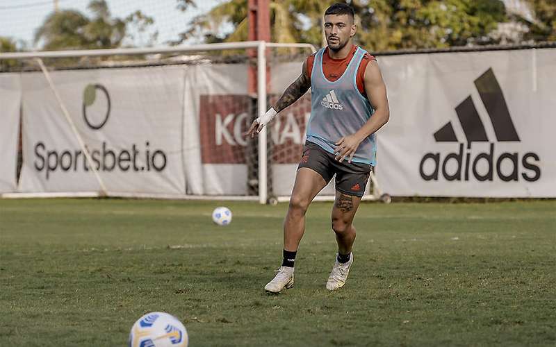 Arrascaeta e Filipe Luís treinam no Flamengo antes de jogo com América